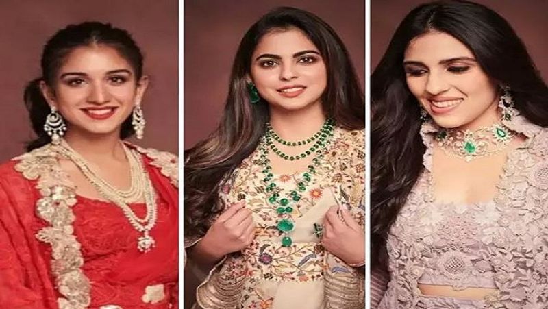 मुकेश अंबानी के छोटे बेटे अनंत अंबानी की गर्लफ्रेंड राधिका मर्चेंट, ईशा अंबानी और श्लोका मेहता। तीनों सज-धज और ब्यूटी के मामले में किसी से जरा भी कम नहीं हैं। 