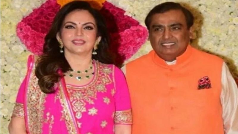 दीपावली सेलिब्रेशन में ट्रेडिशनल ड्रेसेस में मुकेश अंबानी और नीता अंबानी एक साथ। इन्हें देख कर कहा जा सकता है - Made for Each Other.