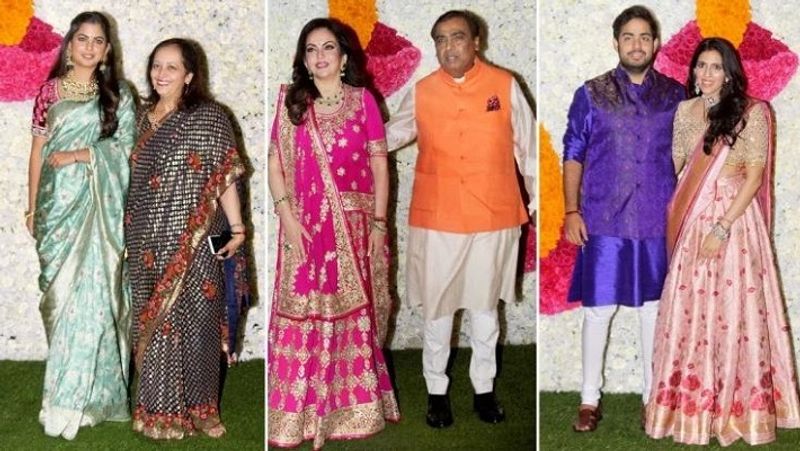 अंबानी फैमिली मे हुई दीपावली सेलिब्रेशन में ईशा अंबानी के सास-ससुर भी आए थे। इस तस्वीर में ईशा अंबानी अपनी सास स्वाति पिरामल के साथ नजर आ रही हैं। तस्वीर में मुकेश अंबानी-नीता अंबानी और आकाश अंबानी-श्लोका मेहता भी शामिल हैं।