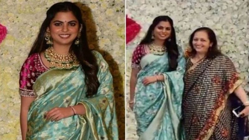 दीपावली सेलिब्रेशन में ईशा अंबानी अपनी सास स्वाति पिरामल के साथ। इस मौके पर ईशा अंबानी ने बेहद कीमती कांजीवरम सिल्क की साड़ी पहन रखी थी। 