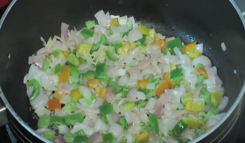  हल्का गुलाबी होने पर प्याज में हरी मिर्च और शिमला मिर्च डाल दें। इसे अच्छे से मिलाएं। अब आती है इसमें मसाला मिलाने की घड़ी। 