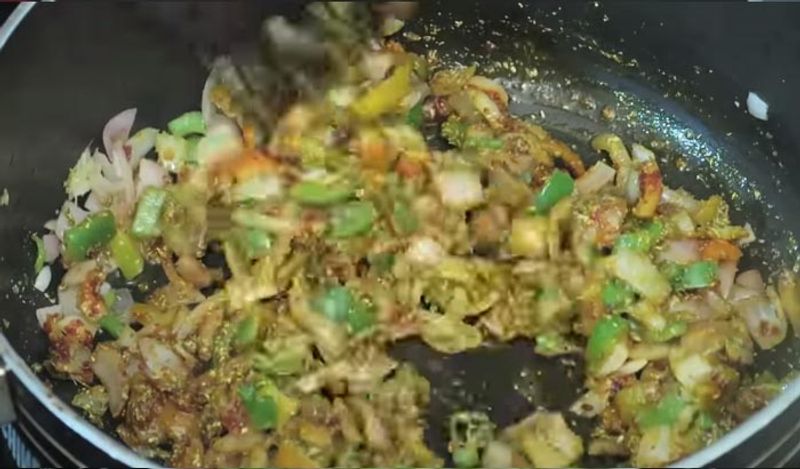 आप इसमें नॉर्मल घर के मसाले मिला दें। इसमें हल्दी पाउडर, लाल मिर्च पाउडर, धनिया पाउडर, जीरा पाउडर और नमक शामिल है। अब मसालों को अच्छे से मिला दें। 