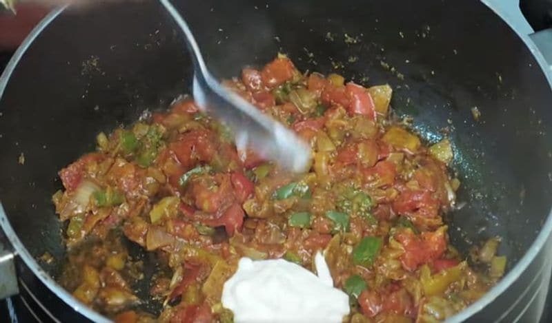 तब तक आपके टमाटर भी पक गए होंगे। अब लिड हटाकर इसमें दो चम्मच मलाई मिला दें। और बढ़िया से चला लें।
