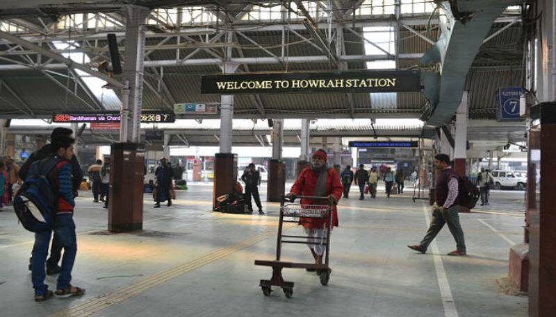 Thousands of passengers are coming to Howrah station to reach Kolkata RTB