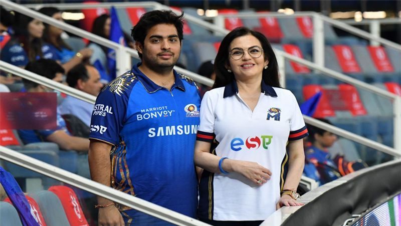 नीता अंबानी बेटे आकाश अंबानी (Akash Ambani) के साथ अपनी टीम मुंबई इंडियंस का अहम प्लेऑफ मैच देखने यूएई पहुंची थी। उनकी उपस्थिति एक बार फिर रोहित शर्मा के नेतृत्व वाली टीम के लिए लकी चार्म साबित हुई। इस मैच में मुंबई इंडियंस ने दिल्ली कैपिटल्स को 57 रनों से हारया और छठी बार फाइनल में क्वालीफाई किया। अब मुंबई का फाइनल मुकाबला दिल्ली के साथ होने वाला है।