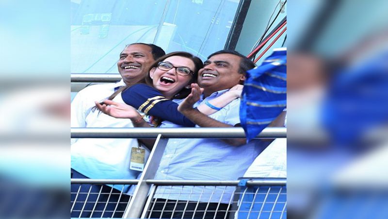 नीता ने मैच के दौरान कई बार अपने पति को गले लगाया और मुकेश अंबानी भी किसी बच्चे की तरह ही उनसे लिपटे नजर आए।