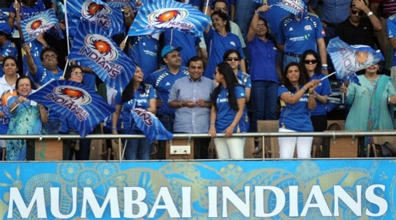 मुंबई इंडियंस और चेन्नई सुपरकिंग्स के बीच 5 मई 2013 को मुंबई के वानखेड़े स्टेडियम में मैच में टीम के मालिक मुकेश अंबानी पहुंचे थे। इस दौरान अपनी टीम को जीतता देख वो और उनकी पत्नी बहुत खुश नजर आए थे।