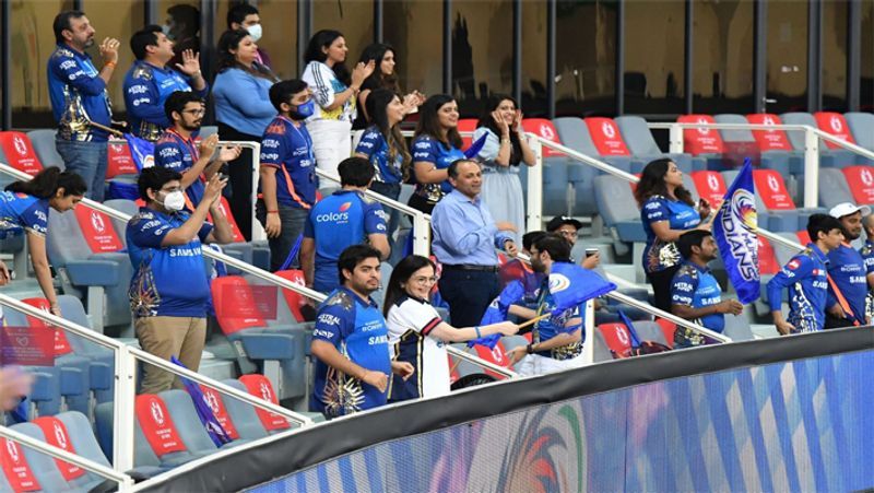 इस बार भी नीता अंबानी यूएई में टीम को सपोर्ट करने मौजूद है, लेकिन उनके पति वहां नहीं है। अब देखना होगा कि इस बार वो मुंबई को चीयर करने आते है या नहीं।