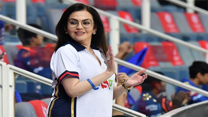 मैच के दौरान नीता अंबानी और उनके बेटों की तस्वीरें सोशल मीडिया पर खूब वायरल होती है। कभी मैच में मंत्र पढ़ती, तो कभी टोना-टोटका करती नीता की फोटोज पर फैंस भी जमकर लाइक और कमेंट करते हैं।
