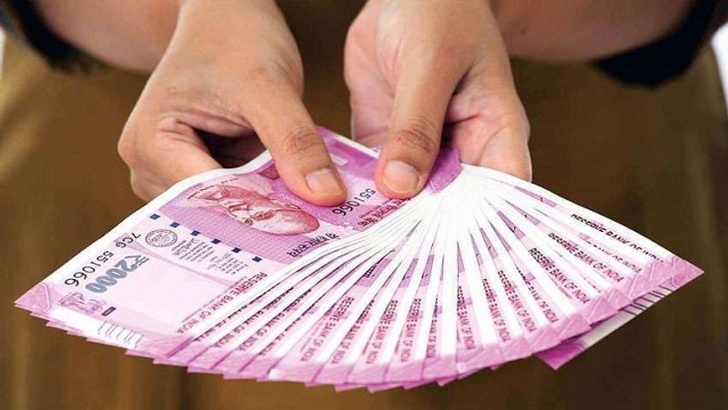 कब निकालें PF से पैसा
अगर आपके लिए PF अकाउंट से पैसा निकालना जरूरी हो तो 5 साल के बाद ही ऐसा करना चाहिए। 5 साल से पहले 50 हजार रुपए से ज्यादा की रकम निकालने पर 10 फीसदी टीडीएस (TDS) देना पड़ता है।
(फाइल फोटो)