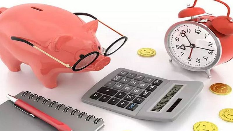 इन बातों का रखें खास ध्यान
5 साल से पहले PF अकाउंट से पैसा निकालने पर टैक्स लगता है। 50 हजार रुपए से ज्यादा की रकम निकालने पर 10 फीसदी TDS कटता है। TDS से बचने के लिए 5 साल बाद PF अकाउंट से पैसा निकालना चाहिए। जमा रकम पर ब्याज मिलता है।
(फाइल फोटो)