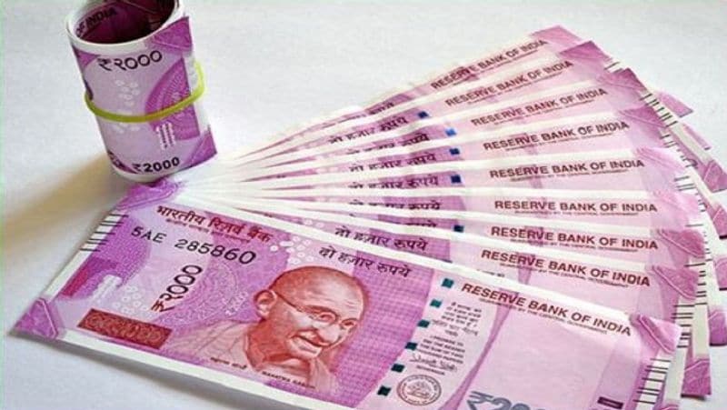 कब पैसा निकालने पर नहीं लगता है टैक्स
कुछ स्थितियों मे पीएफ अकाउंट से पैसा निकालने पर टैक्स नहीं लगता है। अगर इम्प्लॉई की नौकरी चली गई हो और वह पैसा निकाल रहा हो तो टैक्स नहीं लगेगा। कंपनी के बंद होने की स्थिति में भी पीएफ अकाउंट से पैसा निकालने पर टैक्स नहीं लगेगा। इम्प्लॉई की मृत्यु हो जाने पर पीएफ से पैसा निकालने पर टैक्स नहीं लगता है। वहीं, नई कंपनी में ज्वाइनिंग के साथ PF ट्रांसफर करा देने पर भी टैक्स नहीं लगता है।
(फाइल फोटो)
