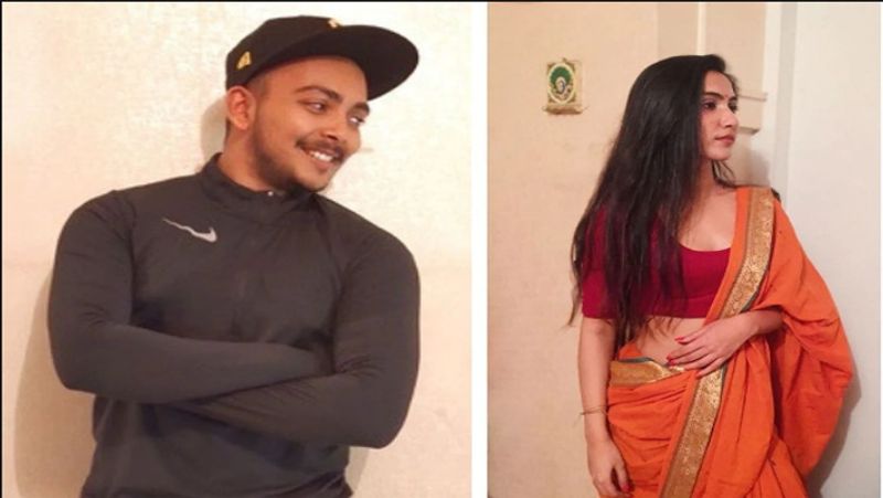 प्राची सिंह, पृथ्वी शॉ के लगभग हर पोस्ट पर कमेंट करती हैं तो वहीं शॉ भी उन्हें रिप्लाई करना कभी नहीं भूलते। दोनों के इस कमेंट-कमेंट के खेल को देखकर लोग अंदाज़ा लगाने लगे कि शायद दोनों के बीच दोस्ती से बढ़कर कुछ है। कभी प्राची पृथ्वी को क्यूटी (प्यारा) लिखती हैं तो कभी उनकी हंसी को मिस करने की बात कहती हैं।
