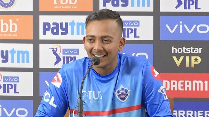 पृथ्वी शॉ (Prithvi Shaw) साल 2018 के आईसीसी अंडर-19 वर्ल्ड कप में भारत को चैंपियन बनाने के बाद से चर्चा में है। महज 20 साल की उम्र में ही पृथ्वी ने ये साबित किया है कि वो आने वाले वक्त में धमाल मचा सकते हैं, इसलिए उन्हें युवा सचिन भी कहा जाता है।
