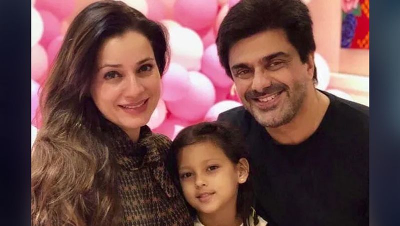 बता दें कि एक्टिंग छोड़ अब ज्वैलरी का बिजनेस कर रहीं नीलम ने दो शादियां की। पहले पति यूके के बिजनेसमैन ऋषि सेठिया से अलग होने के बाद उन्होंने टीवी एक्टर समीर सोनी से 2011 में दूसरी शादी कर ली। दोनों ने एक बेटी भी गोद ली है जिसका नाम अहाना है।