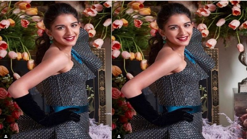 फ्लोरल बैकग्राउंड में इस वेस्टर्न आउटफिट में राधिका मर्चेट बेहद ग्लैमरस लग रही हैं। उनकी यह मुस्कान देखने वालों का दिल जीतने वाली है। 
