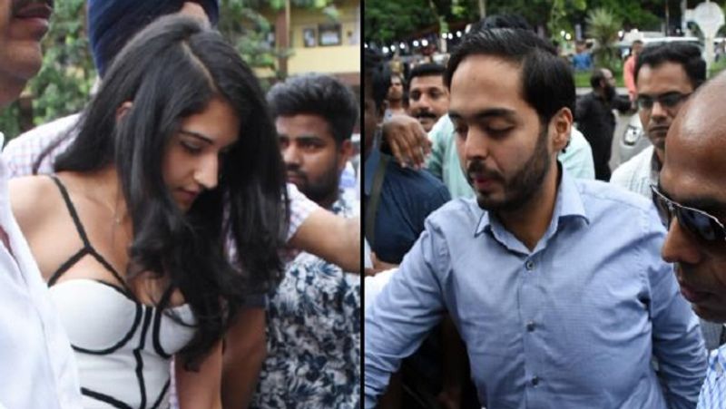 राधिका मर्चेंट को हॉट और ग्लैमरस अंदाज भी पसंद है। मुंबई में पब्लिक प्लेस पर अनंत अंबानी के साथ राधिका मर्चेंट। 