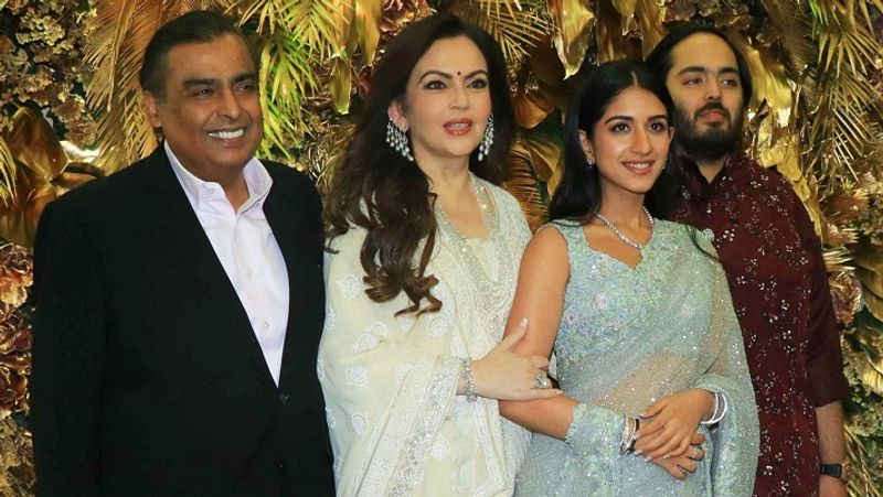 नीता अंबानी की होने वाली बहू राधिका मर्चेंट वैसे तो आए दिन सुर्खियों में बनी रहती हैं, लेकिन सबसे ज्यादा वाहवाही उन्होंने तब बटोरी, जब वह अपनी होने वाली सास के साथ बेहद स्टाइलिश अंदाज में मीडिया से रूबरू हुईं। यह मौका था अरमान जैन-अनिशा मल्होत्रा की रिसेप्शन पार्टी का, जिसमें नीता अंबानी के साथ मुकेश अंबानी भी शामिल हुए थे। इस पार्टी में नीता अंबानी के कहने पर राधिका मर्चेंट ने फेमस डिजाइनर सब्यसाची की डिजाइन की हुई सीक्विन साड़ी पहनी थी। साथ में अनंत अंबानी भी थे।

