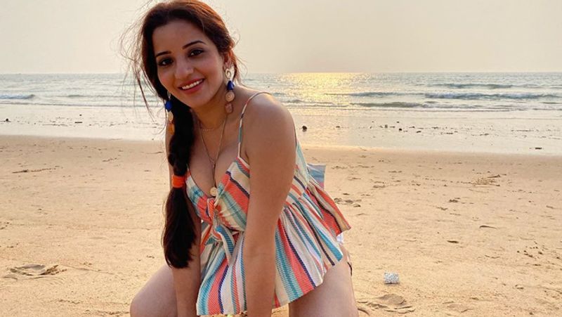 मोनालिसा का एक वीडियो काफी देखा जा रहा है। इस वीडियो को पोस्ट करते हुए कैप्शन लिखा- हा हा हा.....गोवा डायरीज.' इस वीडियो में वे और उनके पति गोवा वाले बीच पर.... गाने पर चिल कर रह हैं। 