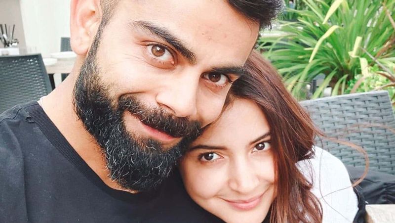 प्रेग्नेंसी में अनुष्का अपनी डाइट का खास ध्यान रख रही है। सिर्फ अनुष्का ही विराट भी इस बात का खास ख्याल रखते है कि पत्नी ने समय पर खाना खाया या नहीं। कुछ दिनों पहले क्रिकेट ग्राउंड से एक फोटो वायरल हुई थी जिसमें विराट पत्नी से इशारों में खाना खाने की बात पूछ रहे थे।