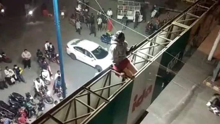 madhya pradesh indore high voltage drama minor girl climbed at hoarding demand to marry lover kpr madhya pradesh indore high voltage drama minor girl climbed at hoarding demand to marry lover kpr