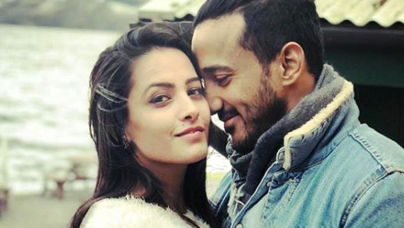 कुछ ही टाइम बाद इनकी दोस्ती प्यार में बदल गई और अनीता ने 14 अक्टूबर 2013 को अपने तेलुगु ब्वॉयफ्रेंड से शादी कर ली। रोहित रेड्डी बिजनेसमैन हैं। अनीता और रोहित की जोड़ी टीवी वर्ल्ड में काफी फेमस है। दोनों ने नच बलिए के पिछले सीजन में पार्टिसिपेट किया था।