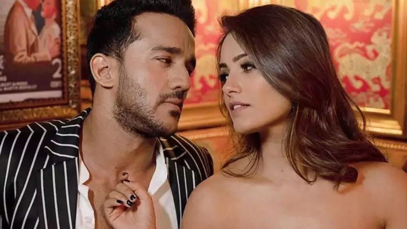 बता दें कि अनीता 39 साल की हैं। उन्होंने अब तक कई टीवी सीरियल्स में काम किया है और अपनी अलग पहचान बनाई है। अनीता ‘कभी सौतन कभी सहेली’, ‘ये हैं मोहब्बतें’, ‘नागिन 3’, 'काव्यांजलि', 'क्योंकि सास भी कभी बहू थी', 'कसम से', 'ये है मोहब्बतें' जैसी टीवी सीरियलों में काम कर चुकी हैं।
