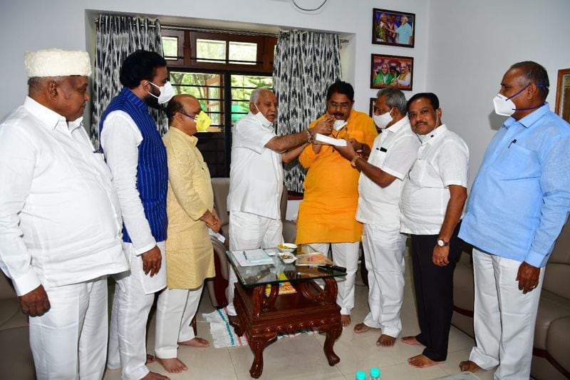 karnataka bypolls celebrations beginat cms residence as munirathba leads in 15 round of counting -ymn