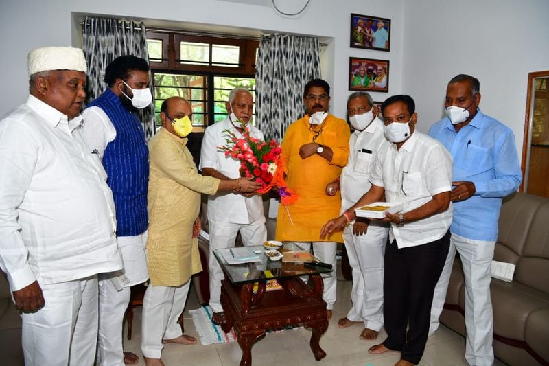 karnataka bypolls celebrations beginat cms residence as munirathba leads in 15 round of counting -ymn
