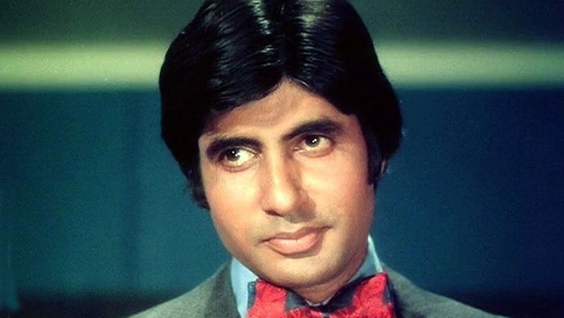 अमिताभ ने बताया कि वे बंगाल की एक कंपनी में वह काम किया करते थे। उस समय उनकी भी नौकरी उस कंपनी के कोयला डिपार्टमेंट में लगी थी। कोयला डिपार्टमेंट में काम करने वालों को हाथों में टोकरी में सामान लादकर लाना पड़ता था। उन्होंने यह भी बताया कि नौकरी के दिनों में उन्हें कोयले की खदान तक जाने के लिए लिफ्ट में जाना पड़ता था और वो भी बहुत नीचे जाना पड़ता था, क्योंकि खदान बहुत नीचे थी। 