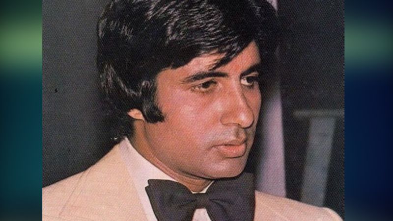 बता दें कि बिग बी इंडस्ट्री में 51 साल पूरे कर लिए है। उनकी पहली सात हिन्दुस्तानी 7 नवंबर, 1969 को रिलीज हुई थी। हालांकि, यह फिल्म सुपरफ्लॉप साबित हुई थी। इस फिल्म के बाद उन्होंने इंडस्ट्री में खुद की पहचान बनाने के लिए काफी संघर्ष किया। 