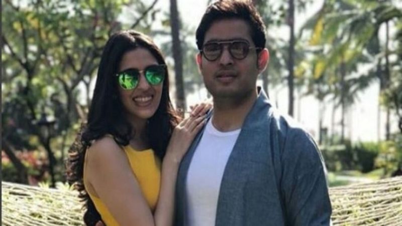 आकाश अंबानी अब बिजनेस में काफी ज्यादा वक्त देते हैं। वे जियो प्लेटफॉर्म्स (Jio Platforms) और रिलायंस रिटेल (Reliance Retail) का काम देखते हैं। लेकिन जब भी उन्हें वक्त मिलता है, वे वाइफ श्लोका मेहता के साथ आउटिंग पर जरूर निकलते हैं। श्लोका मेहता जो भी फैशन एसेसरीज का इस्तेमाल करती हैं, उनकी कीमत का अंदाज आम आदमी के लिए लगा पाना आसान नहीं है। 