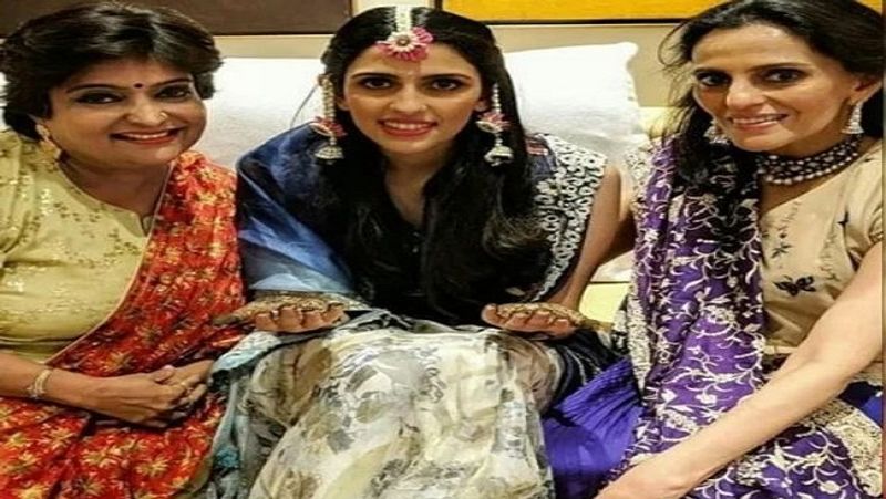 यह तस्वीर श्लोका मेहता की शादी के रस्म की है। इसमें वे अपनी मां मोना मेहता के साथ नजर आ रही हैं। उन्होंने मेहंदी लगवा रखी है। श्लोका मेहता का लुक अपनी मां से काफी मिलता है। इस मौके पर श्लोका मेहता ने जो मांग टीका पहन रखा है, उसकी कीमत लाखों में हैं। उसमें हीरे जड़े हुए हैं। 