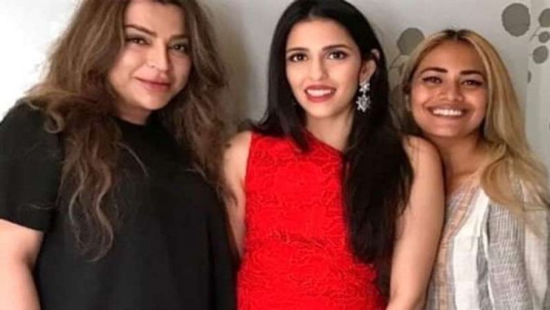 श्लोका मेहता भी फैमिली बिजनेस में काफी समय देती हैं, लेकिन कभी-कभार दोस्तों के साथ हैंगआउट करना उन्हें पसंद है। अपनी कुछ खास सेलिब्रिटी दोस्तों के साथ श्लोका मेहता बेहद गॉर्जियस नजर आ रही हैं। 