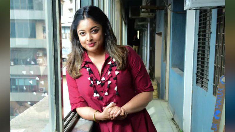 তাঁর কেরিয়ারে সব থেকে হিট ছবি। একাধিক সাহসী দৃশ্যে ধরা দিয়েছিলেন তনুশ্রী।