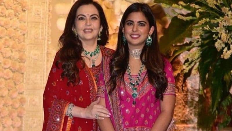 नीता ने बताया- एक दिन पांच साल की ईशा को रास्ता याद करवाने मैंने अकेले डांस क्लास भेजा, लेकिन ईशा रास्ता भटक गई। दरअसल हमेशा कोई ना कोई उसे डांस क्लास लेकर जाता था लेकिन उस दिन रास्ता याद कराने के मकसद से उसे अकेले भेजा गया था।