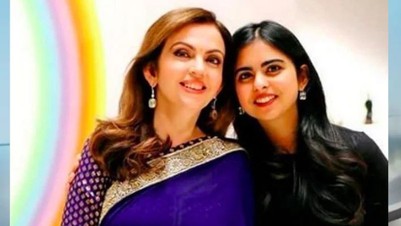 बता दें कि ईशा ने पीरामल इंडस्ट्रीज के आनंद पीरामल से शादी की है। दोनों शादी से पहले से ही एक-दूसरे को जानते थे।