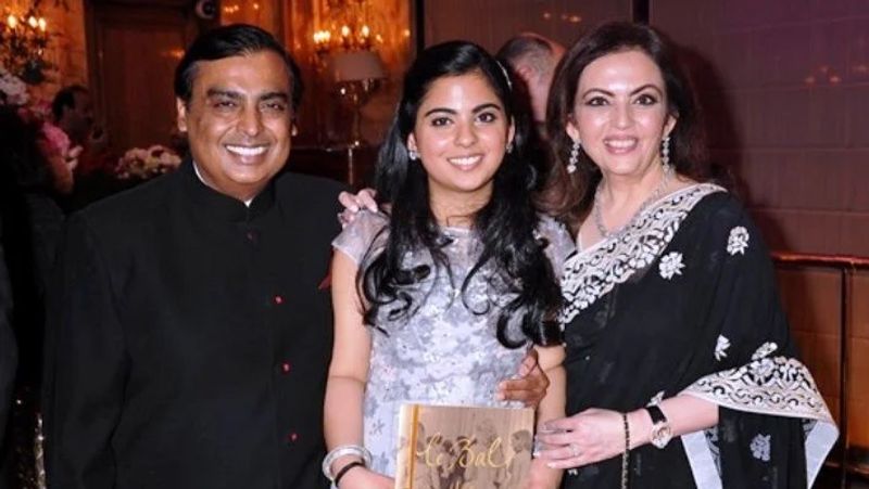 स्कूल के दिनों में वो स्टूडेंट काउंसिल की प्रेसिडेंट और फुटबॉल टीम की मेंबर रही हैं। इसके अलावा ईशा एक ट्रेंड पियानो आर्टिस्ट हैं। ईशा ने 2013 में येल यूनिवर्सिटी से साइकोलॉजी और साउथ एशियन स्टडीज में ग्रैजुएशन किया है। रिलायंस ज्वाइन करने से पहले वो अमेरिका में ग्लोबल कन्सल्टेंसी फर्म मैकेंजी में काम कर चुकी हैं।