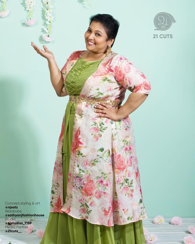 அதிலும் ஒவ்வொரு போட்டோவிலும் முகத்தில் தவழும் புன்னகை மாறாமல் மாஸ் காட்டியிருக்கிறார் கிரேஸ். 