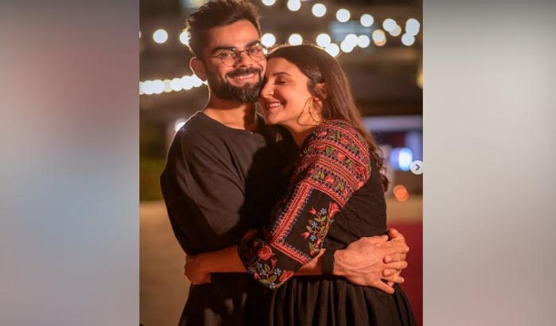 कुछ दिनों पहले ही अनुष्का और आरसीबी ने दुबई में विराट कोहली का जन्मदिन भी मनाया था। अब इस सीरीज के बाद विराट ऑस्ट्रेलिया चले जाएंगे। हालांकि, एक टेस्ट मैच के बाद वो लीव लेकर अपनी बीवी के पास लौट जाएंगे। 