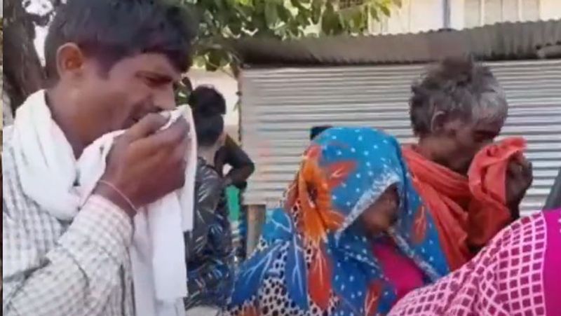 नवरात्र में उसका बेटा द्वारका प्रसाद खाना खाकर सो गया था। उसका पिता बहोरी घर के बाहर सो रहा था। परिवार के अन्य सदस्य पड़ोस में विराजी देवी की झांकी पर चल रहे जागरण में शामिल होने गए थे। इस बीच पुनिया ने कुल्हाड़ी उठाई और बेटे की गर्दन काट दी। इसके बाद उसने पति को जगाकर घटना की जानकारी दी।अपने बेटे की लाश पर मुस्कराते हुए खड़ी पत्नी को देखकर बहोरीलाल कांप उठा। वो दहाड़े मारकर रोने लगा। शोर-गुल सुनकर लोग वहां पहुंचे। आगे पढ़ें इसी घटना के बारे में...