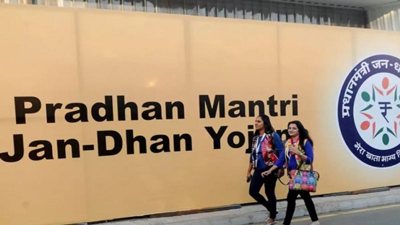 मिलती है ओवरड्राफ्ट की सुविधा
प्रधानमंत्री जन धन खाते में कस्टमर्स को 5000 रुपए तक की ओवरड्राफ्ट (Over Draft) की सुविधा भी मिलती है। ओवरड्राफ्ट की सुविधा के तहत अकाउंट में पैसे नहीं होने पर भी जरूरत पड़ने पर पैसे लिए जा सकते हैं। अगर आधार कार्ड से खाता लिंक नहीं होगा तो ओवरड्राफ्ट की सुविधा नहीं मिलेगी।
(फाइल फोटो)
