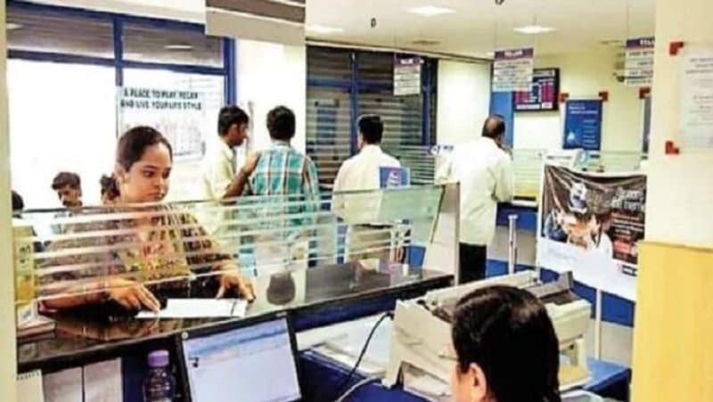 10 साल से कम उम्र के बच्चे भी खुलवा सकते हैं खाता
जन धन खाता 10 साल से कम उम्र के बच्चे का भी खुलवाया जा सकता है। इस योजना के तहत कोई भी व्यक्ति किसी बैंक में खाता खुलवा सकता है। इस योजना के तहत पीएम मोदी का मकसद हर परिवार के लिए एक बैंक खाता खुलवाना था।
(फाइल फोटो)
