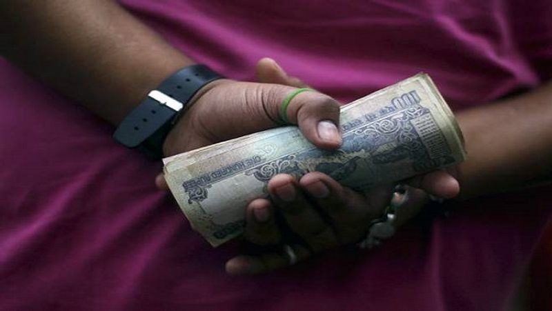 नया खाता कैसे खोलें
जन धन खाता बैंकों में आसानी से खोला जा सकता है। इसके लिए बैंक में एक फॉर्म भरना होगा। उसमें नाम, मोबाइल नंबर, बैंक ब्रांच का नाम, आवेदक का पूरा पता, व्यवसाय, सालाना आय, आश्रितों की संख्या, नॉमिनी का नाम, एसएसए कोड और विलेज या टाउन कोड के बारे में जानकारी देनी होगी।
(फाइल फोटो)
