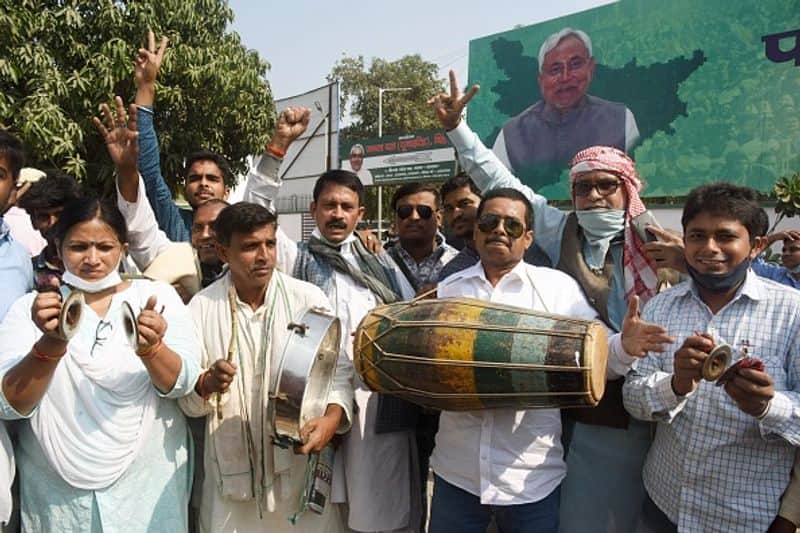 Bihar election result, RJD leader tries to woo Nitish Kumar back ALB