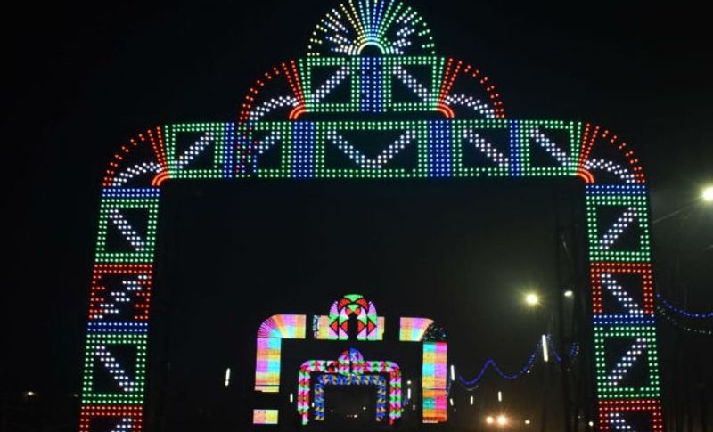 पूरे शहर में इस बार 12 डिजिटल स्वागत द्वार बनाए गए हैं। इतना ही नहीं सूचना विभाग दीपोत्सव के प्रचार-प्रसार के लिए 300 कट आउट, होर्डिंग भी लगवा दिए हैं। दीवाली के दिन अयोध्या में होने वाले कार्यक्रम को न्यूज चैनलों और सोशल मीडिया के माध्यम से लाइव किया जाएगा