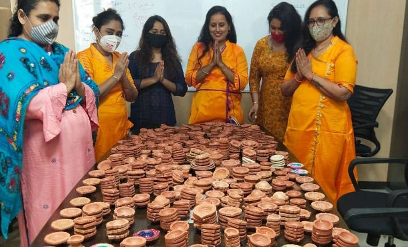 बता दें कि अयोध्या की महिलाओं ने अपने घर का काम छोड़कर इस बार रामलला के लिए लाखों गोबर के दिए बनाए हैं। इस काम के लिए कई सामाजिक संस्थाएं सामने आकर नगर निगम का सहयोग कर रही हैं। साथ वह अपने पैसे से दीपक बना रही हैं।