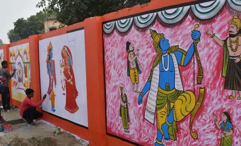 इस बारी दीवाली पर रामलला की अयोध्या नगरी के सरयू तट स्वागत द्वारों व नगर की दीवारों पर भगवान राम की पेंटिंग बनाई जा रही है। इस चित्र के जरिए राम कथा बताई जा रही है। जो आकर्षण का केंद्र बन रहा है।
