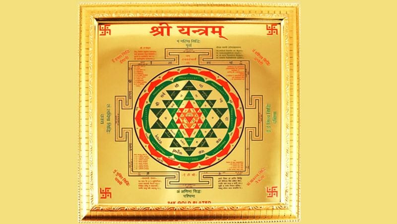2. श्रीयंत्र - श्रीयंत्र को देवी लक्ष्मी का प्रतीक माना जाता है। इसे भी धनतेरस या दीपावली पर खरीदना चाहिए और घर के मंदिर में स्थापित करना चाहिए।