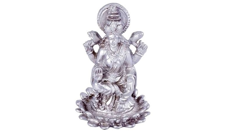 6. पारद लक्ष्मी प्रतिमा - दिवाली पर लक्ष्मी पूजा के लिए पारे से बनी लक्ष्मी प्रतिमा बहुत शुभ मानी जाती है। इसीलिए दीपावली पर नई पारद लक्ष्मी प्रतिमा खरीदनी चाहिए।
